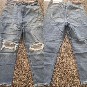 Women’s American Eagle Distressed Comfort Stretch Mom Jean (NWT) - Size 14R